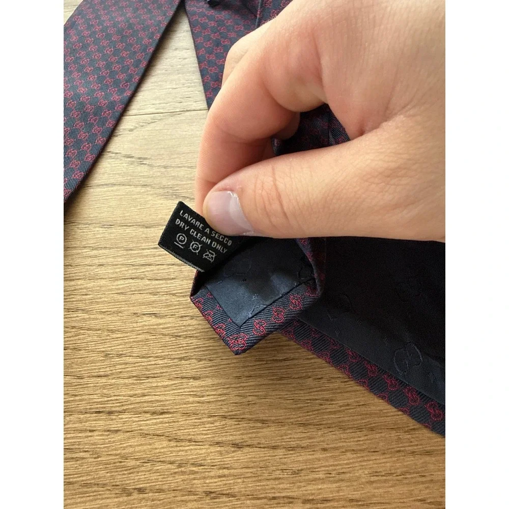 Gucci Mens Silk Tie Navy Blue Red GG Micro Monogram Logo Made in Italy Classic